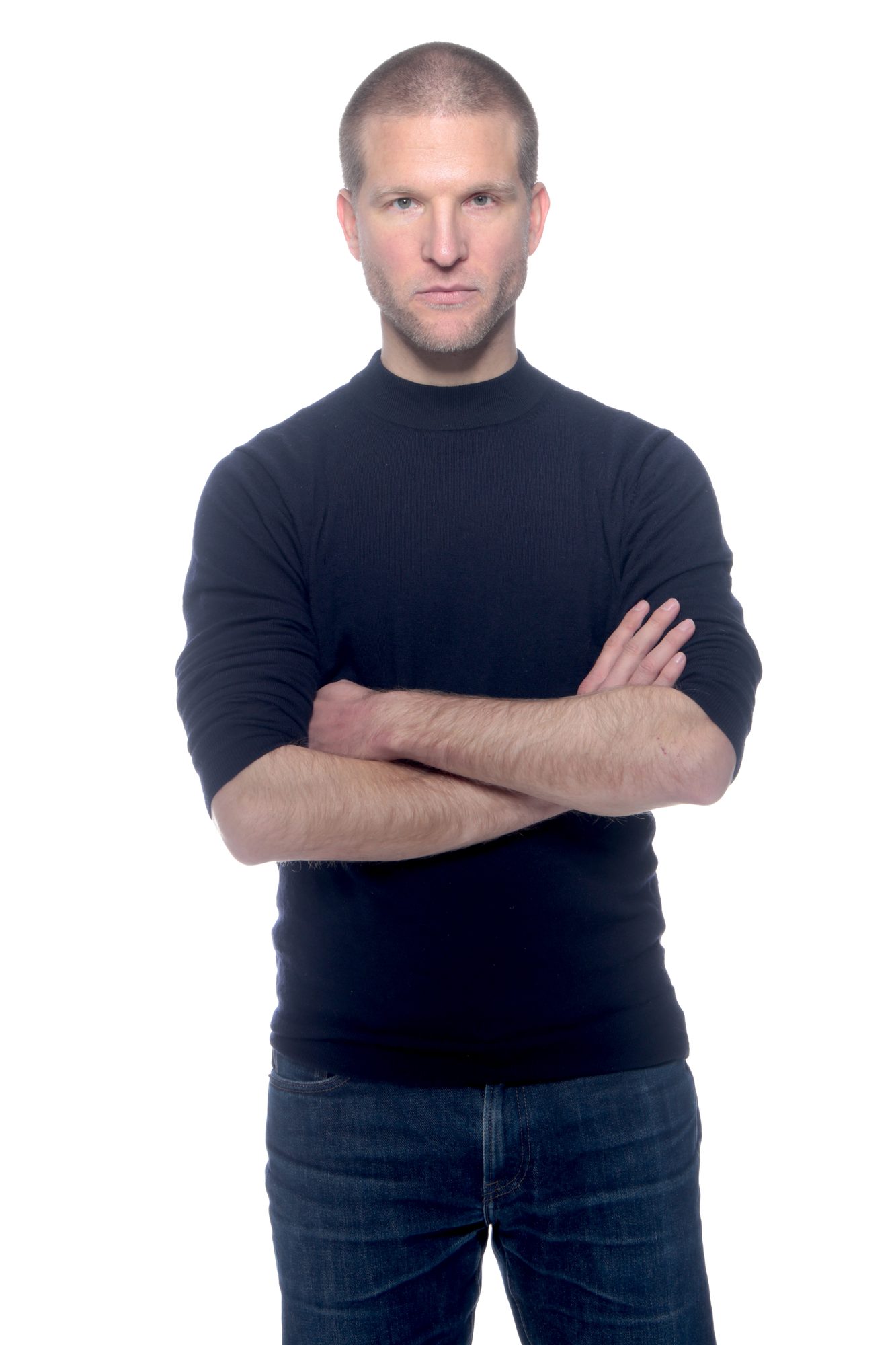 Portrait studio, bras croisés, pull noir