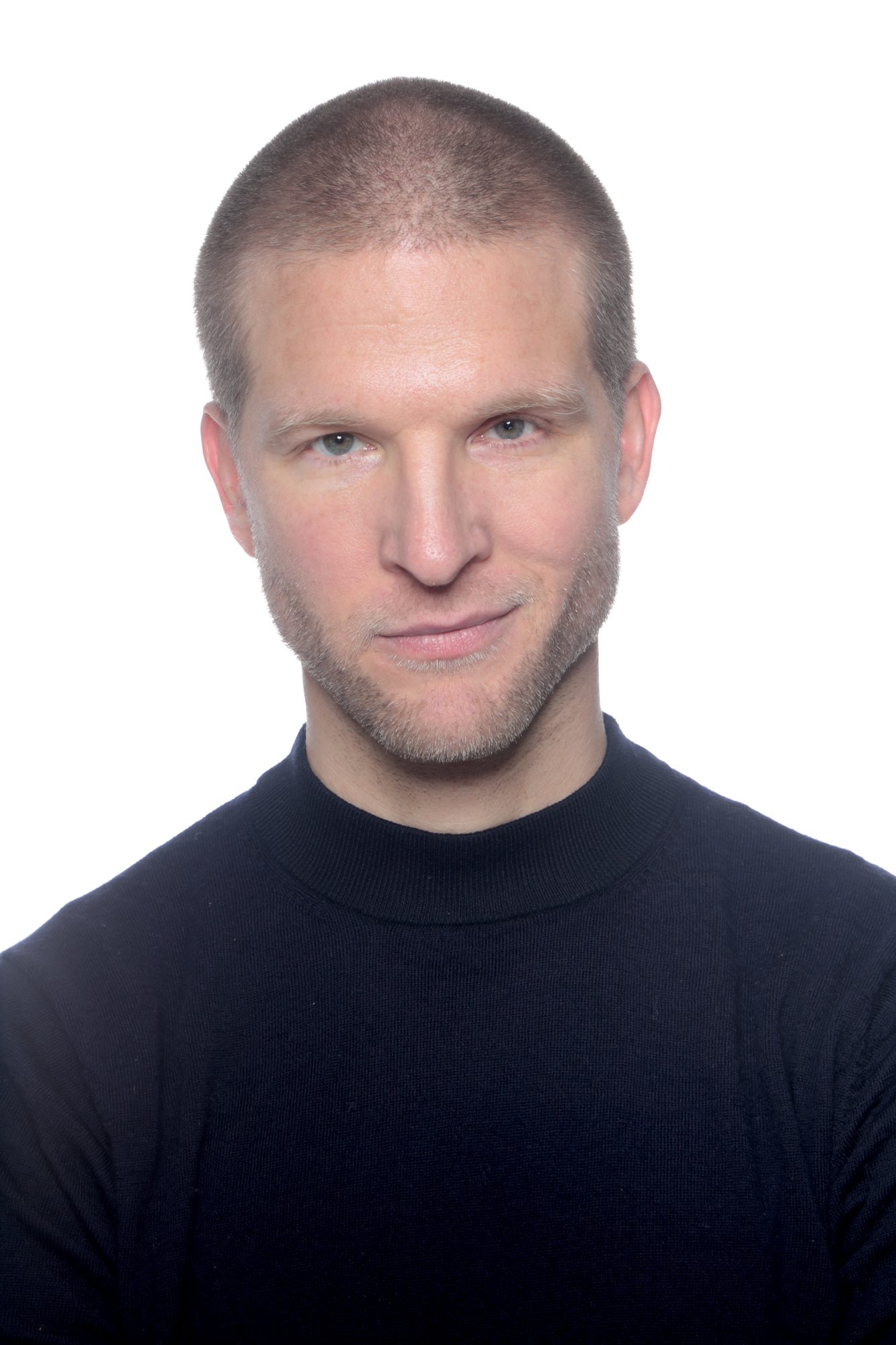 Portrait studio, regard franc, pull noir