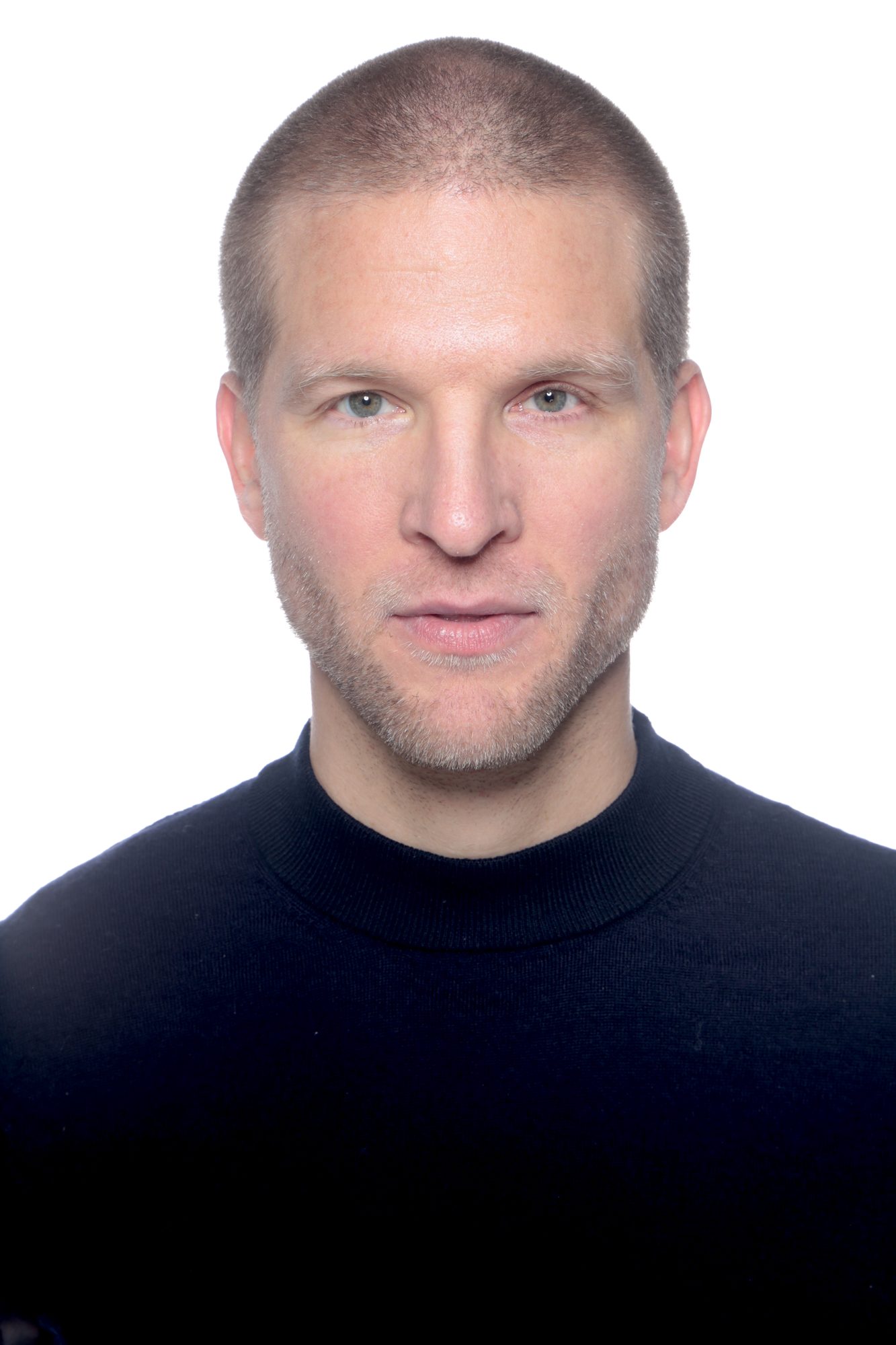 Portrait studio de face, pull sombre