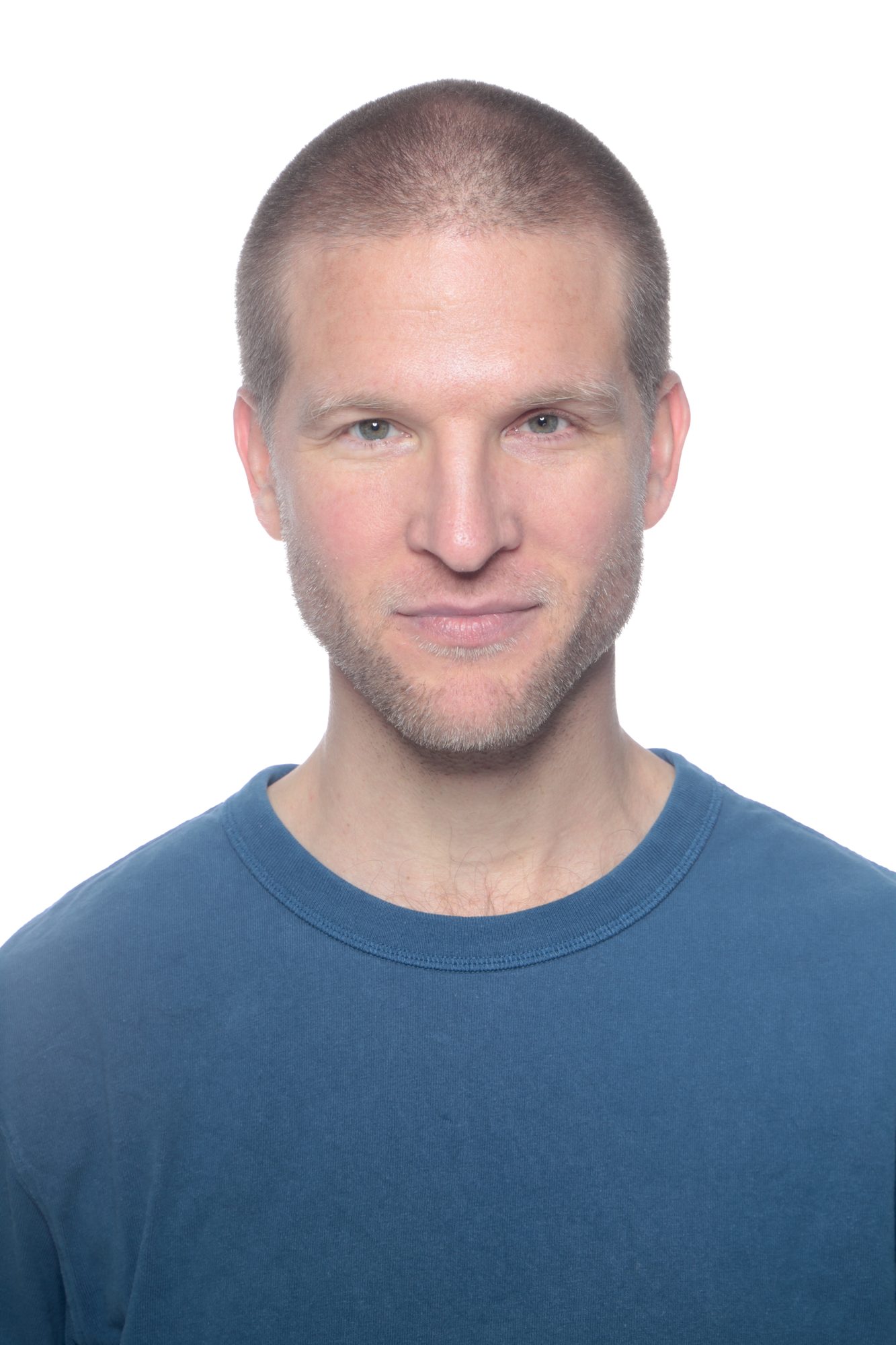 Portrait studio de face, pull bleu