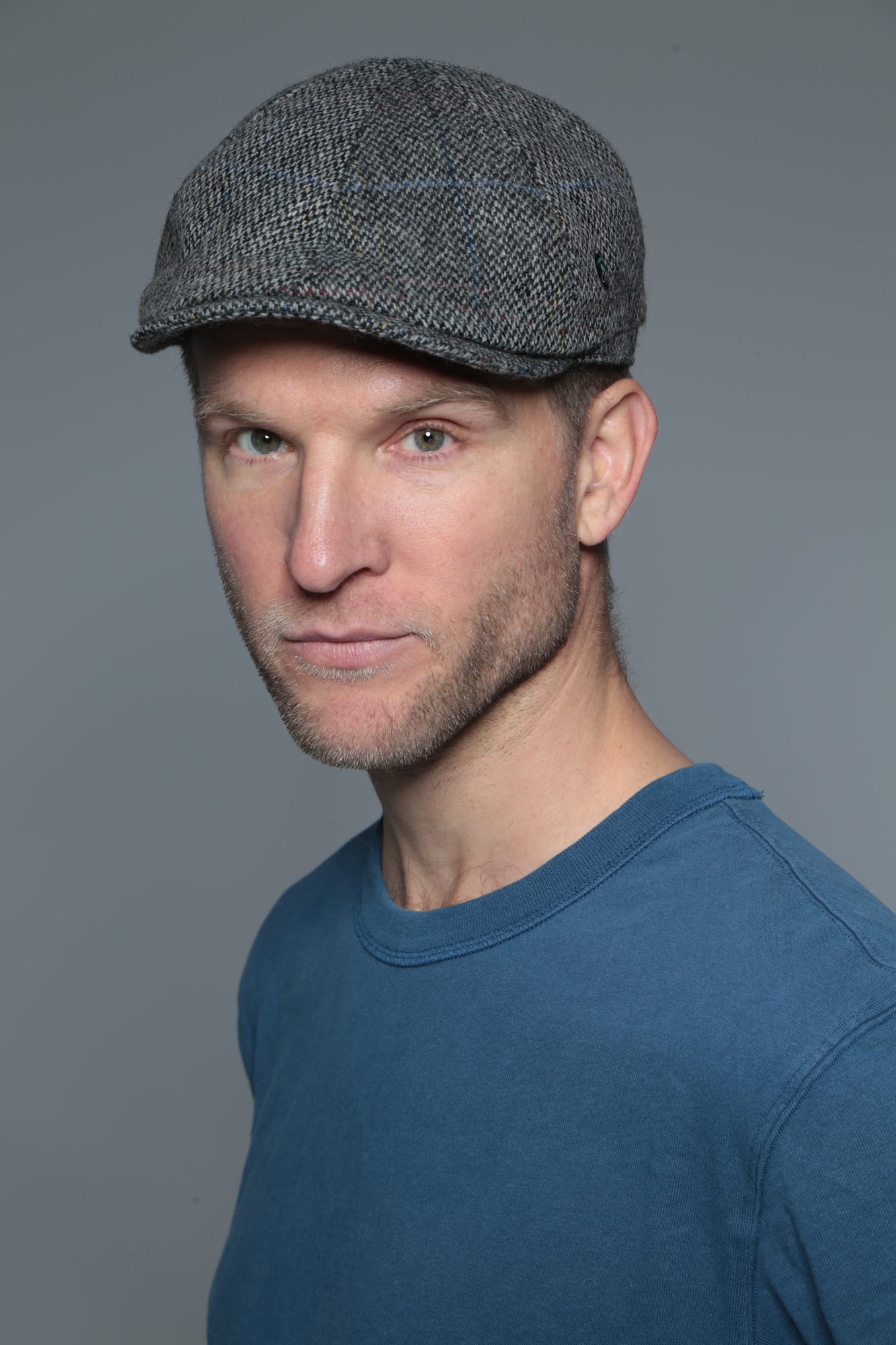Portrait en casquette tweed, regard de côté