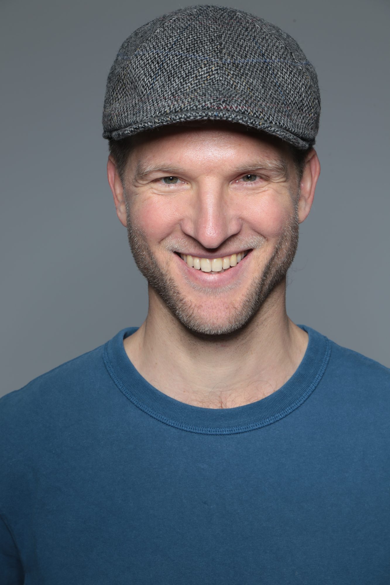 Portrait en casquette tweed, grand sourire