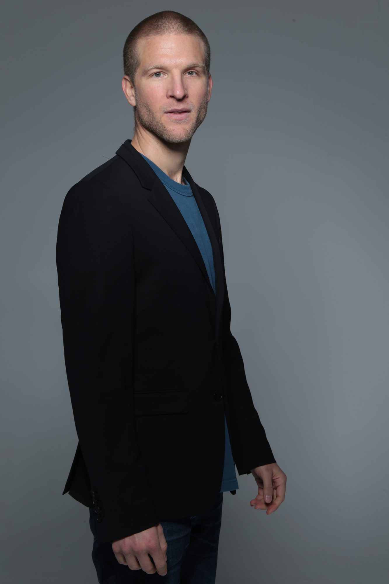 Portrait en veste noire sur fond gris
