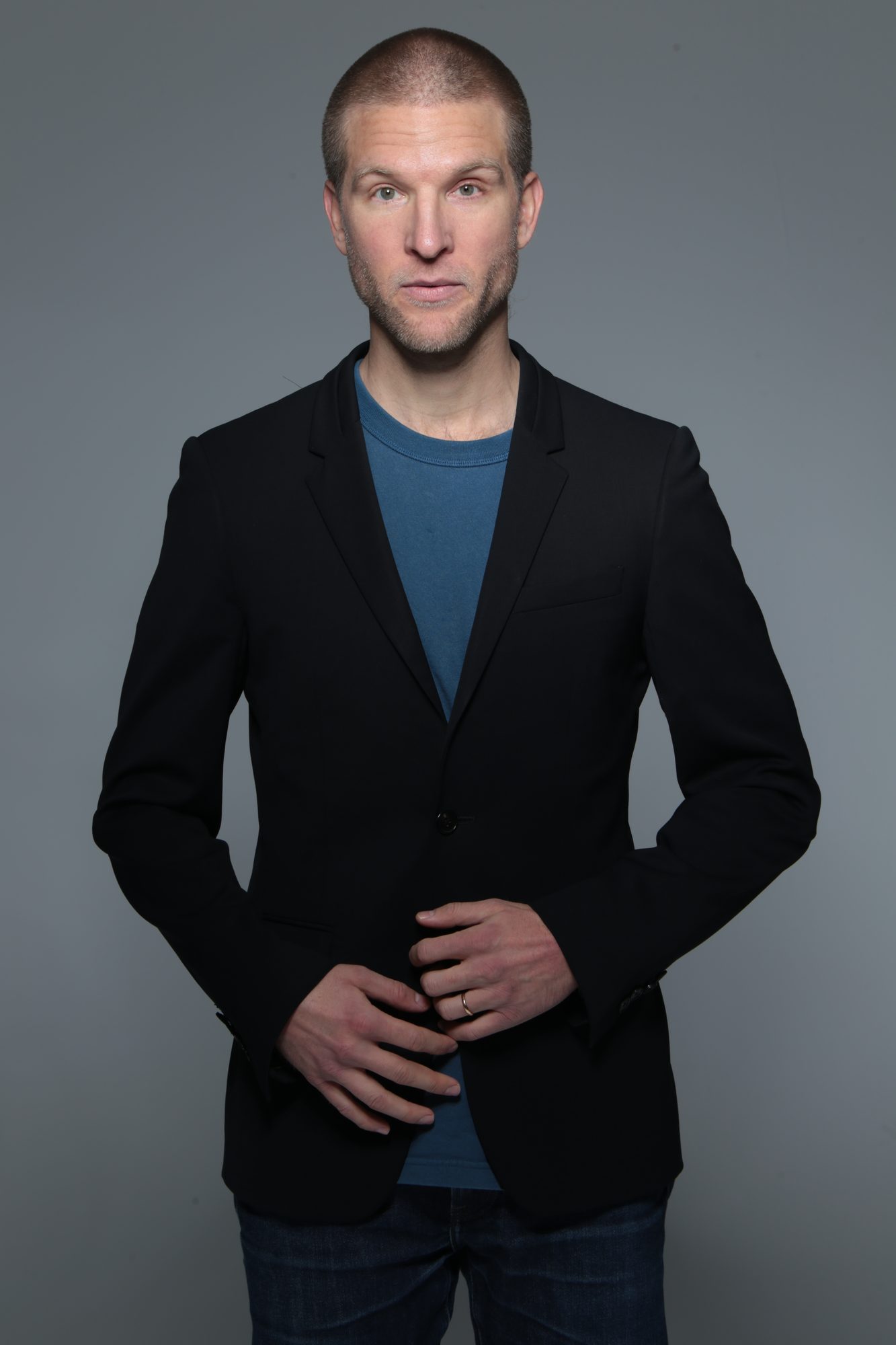 Portrait en veste noire, bras croisés