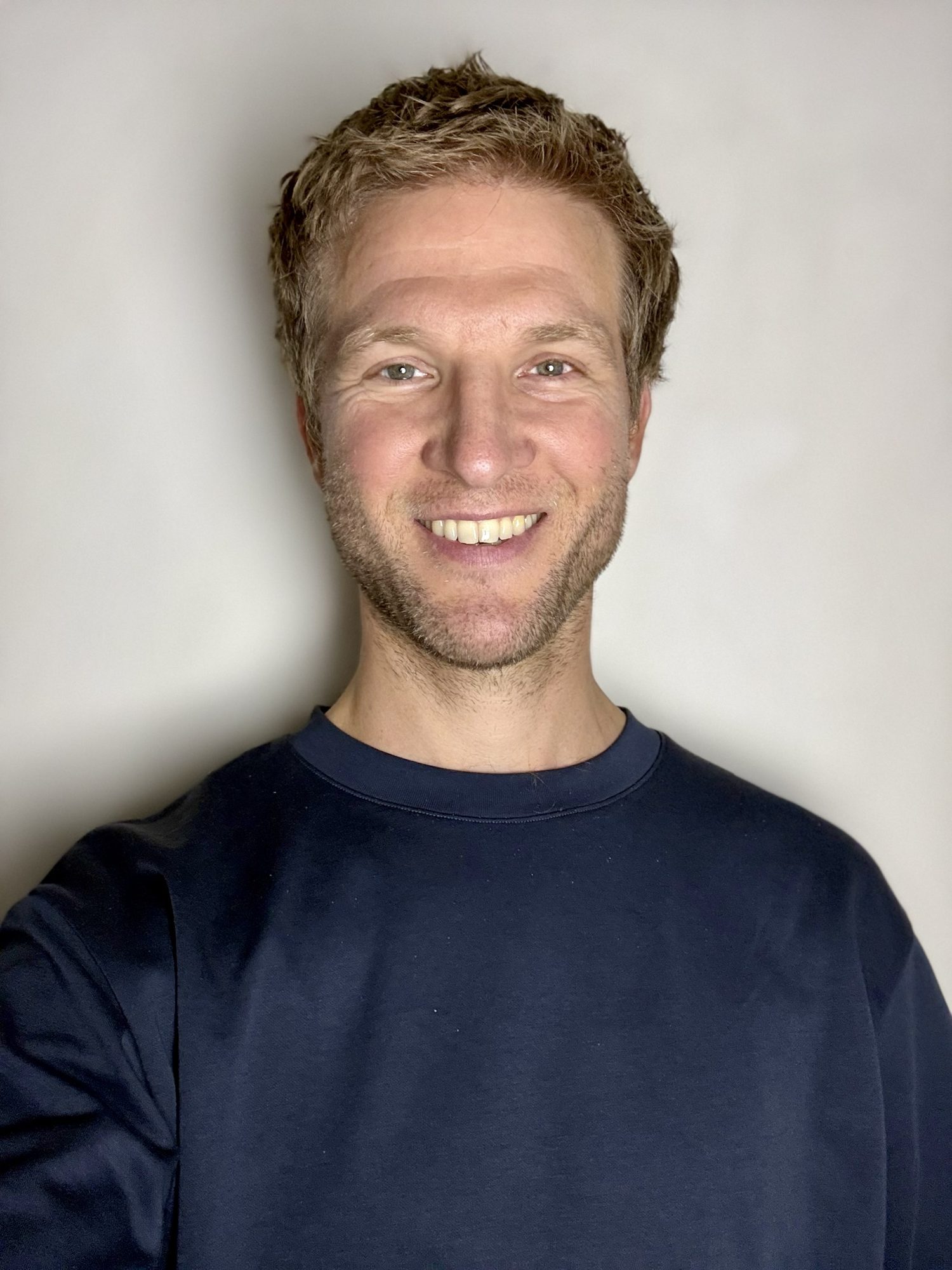 Portrait souriant, pull bleu marine