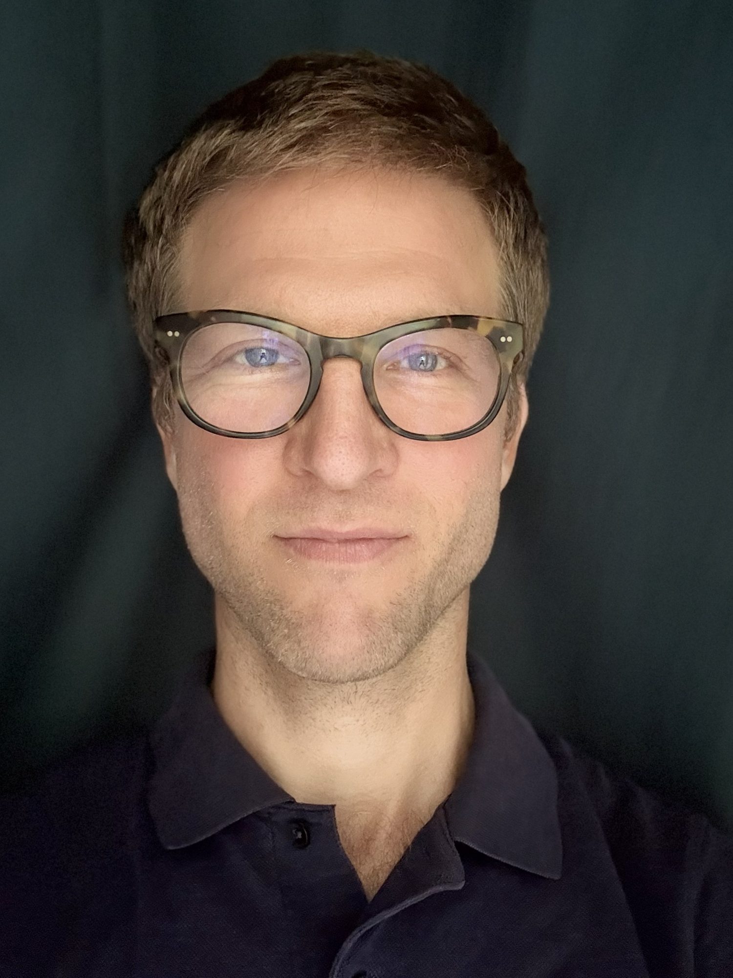 Portrait à lunettes, polo sombre