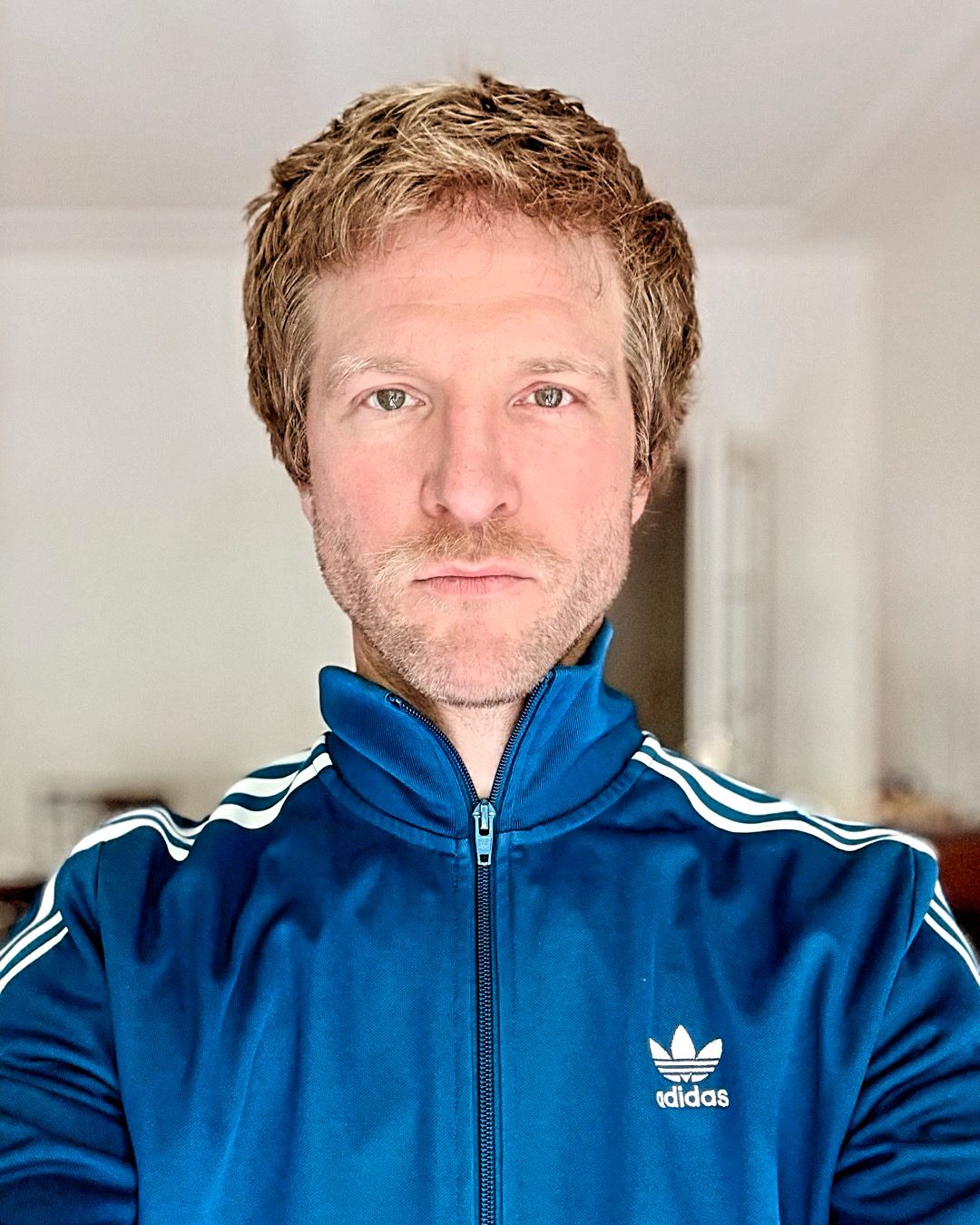 Portrait en veste de survêtement bleue