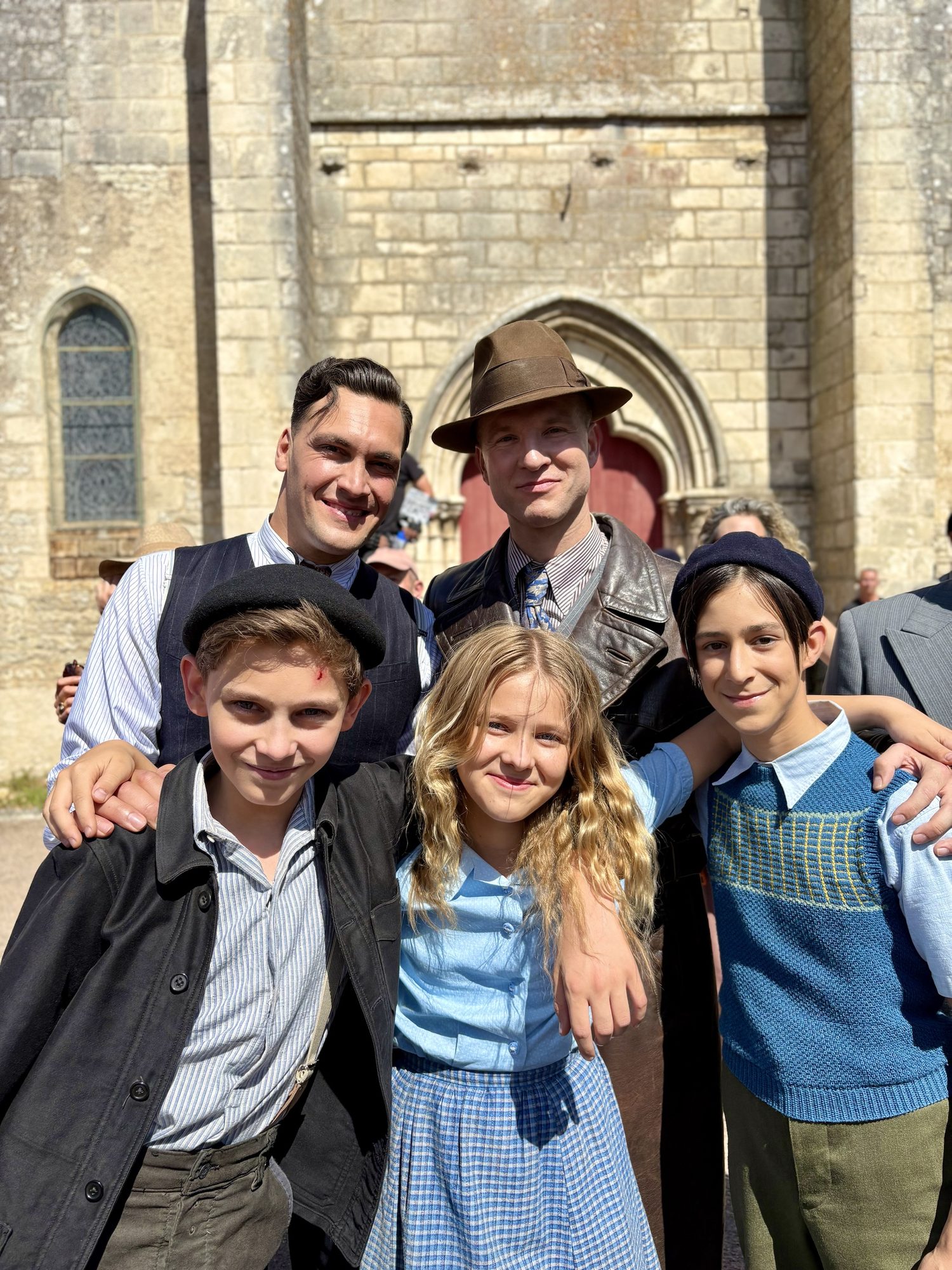 Photo de groupe sur le tournage, devant une église