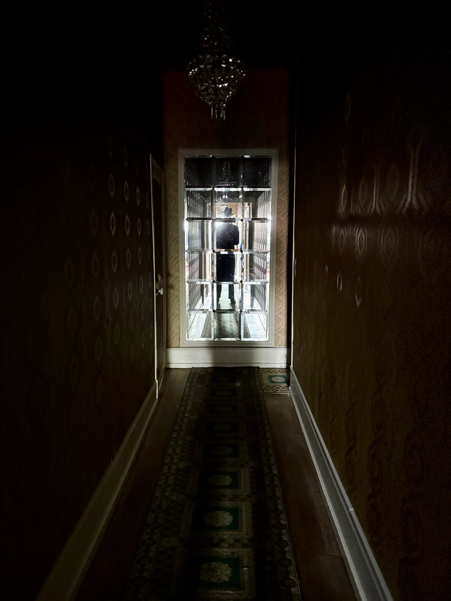 Couloir sombre, silhouette éclairée à contre-jour