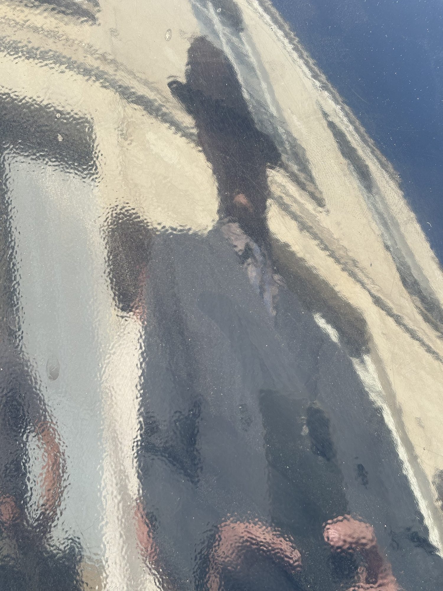 Reflets et silhouette sur une vitre, plan abstrait
